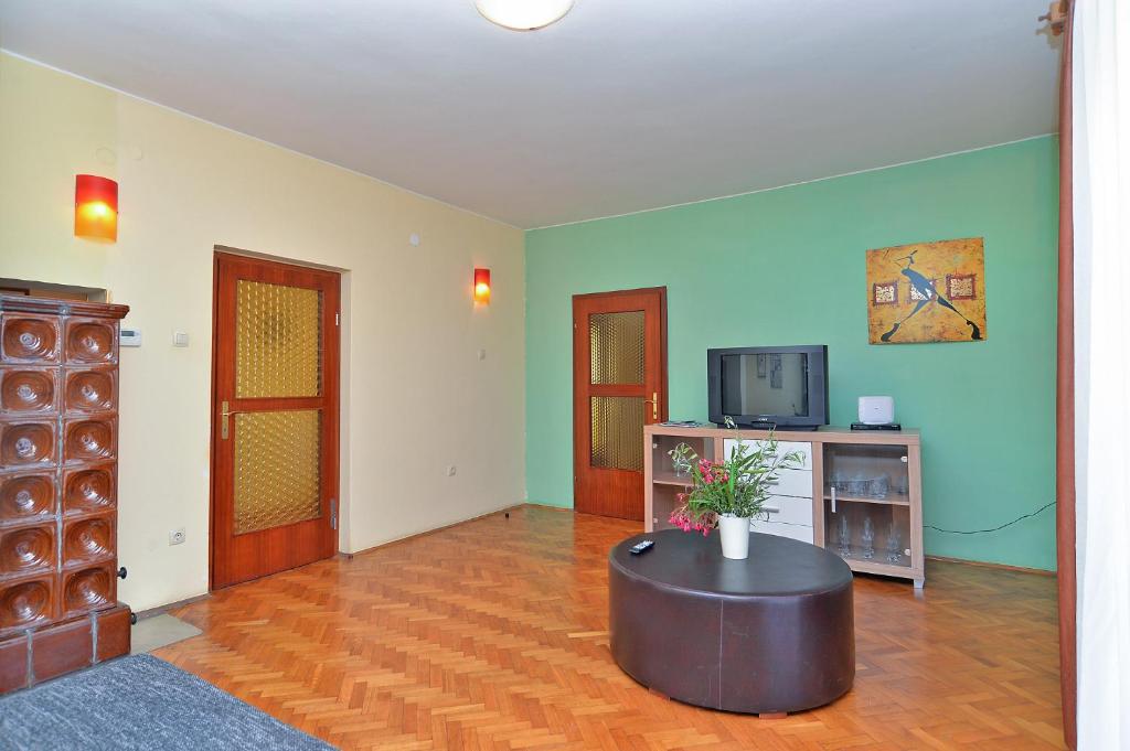 Telewizja i/lub zestaw kina domowego w obiekcie Apartments Gracijano 1724