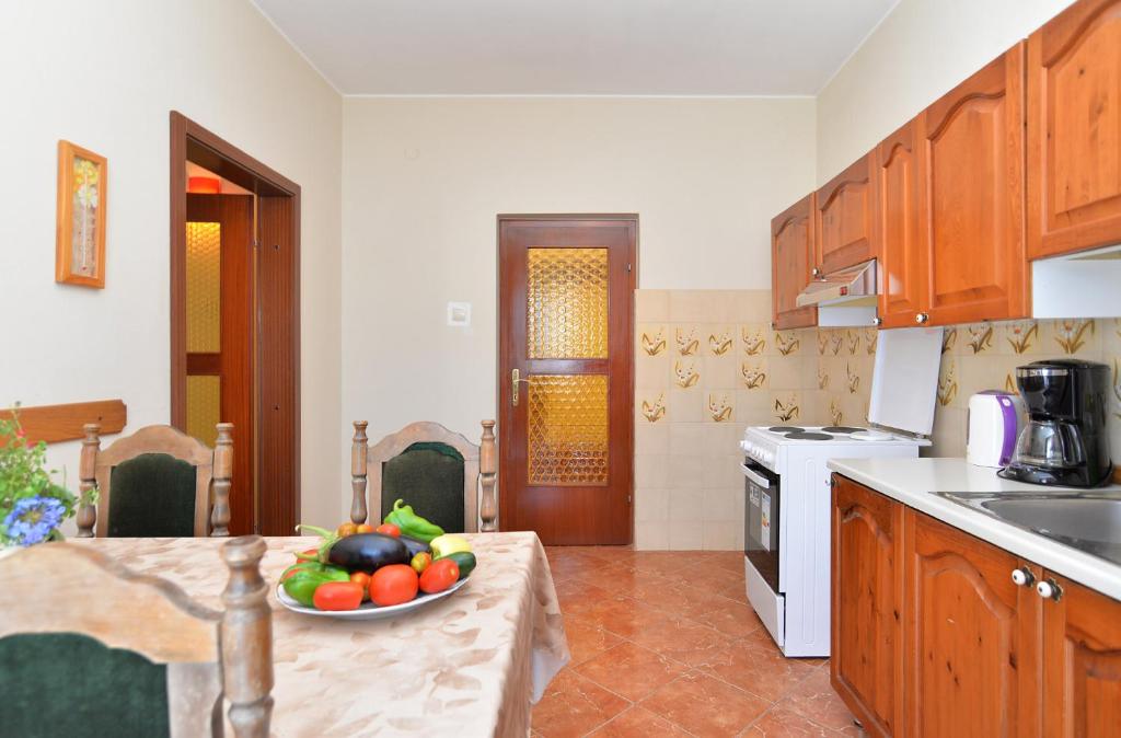 Kuchnia lub aneks kuchenny w obiekcie Apartments Gracijano 1724