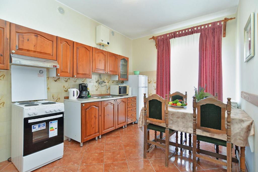 Kuchnia lub aneks kuchenny w obiekcie Apartments Gracijano 1724