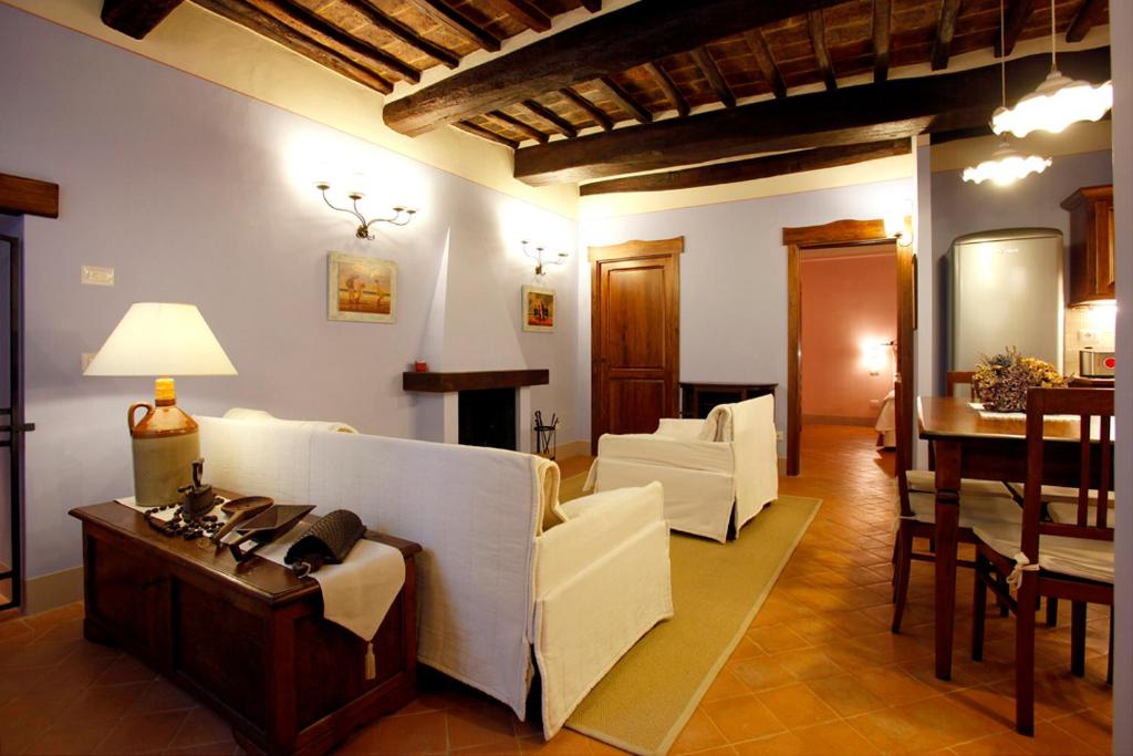 - un salon doté d'un mobilier blanc et d'une table dans l'établissement casa vacanze passignano, à Passignano sul Trasimeno