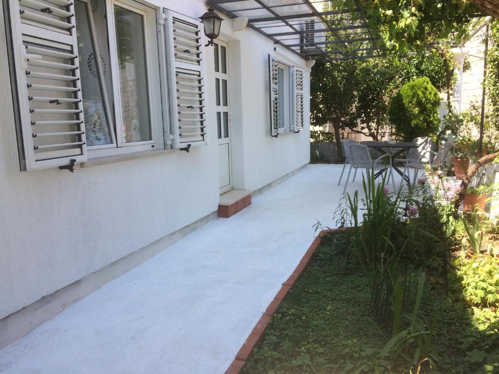 Vonkajšia záhrada v ubytovaní Apartman Vitis