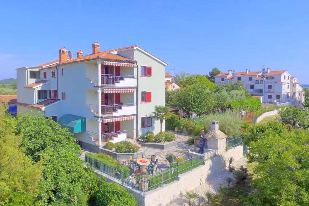 um edifício numa colina com árvores e edifícios em Villa Symphonie em Porec