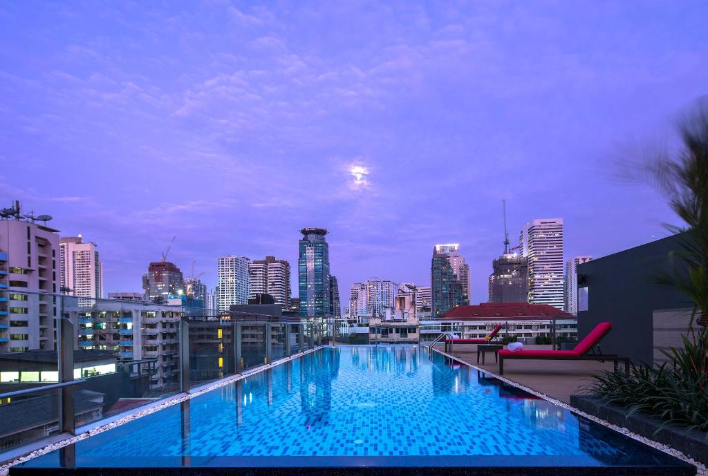 Bazén v ubytování Travelodge Sukhumvit 11 nebo v jeho okolí