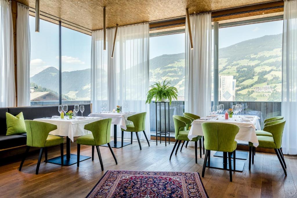 Nespecifikovaný výhled na hory nebo výhled na hory při pohledu z hotelu