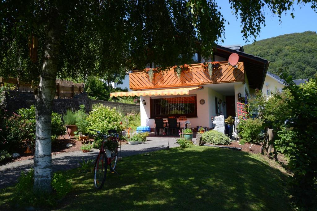 a bike parked in front of a house at Ferienwohnung Burgblick Bilstein in Bilstein