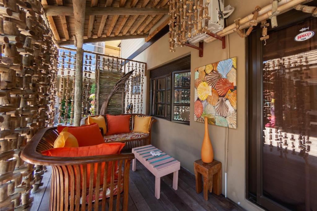 Posezení v ubytování Villas des Alizes beachfront suites and garden villas