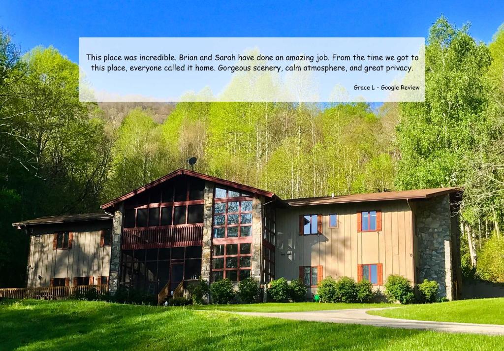 una casa con un cartel que dice que esta casa fue remodelada desnuda y la búsqueda fue en The Hive Lodge-with views of the Smokies en Whittier