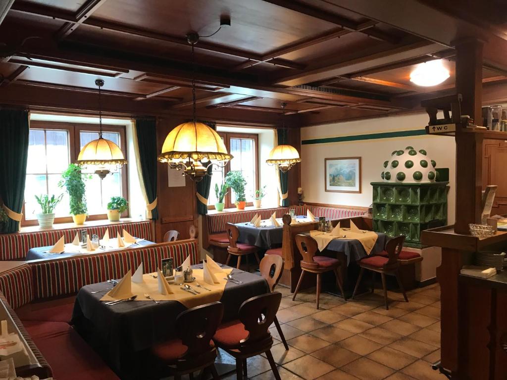 Restaurace v ubytování Gasthof zum Gamsjäger