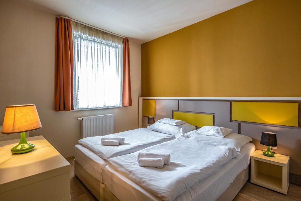 Postel nebo postele na pokoji v ubytování Termál Kemping Apartmanok és Bungalók