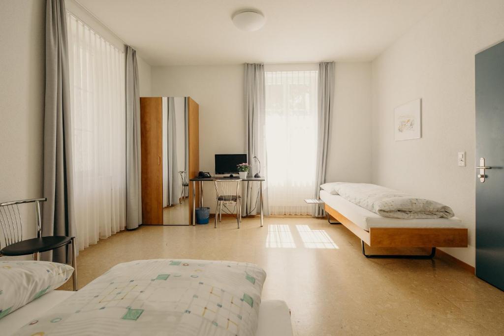 Postel nebo postele na pokoji v ubytování Bienenberg - Das Genusshotel im Grünen - Liestal