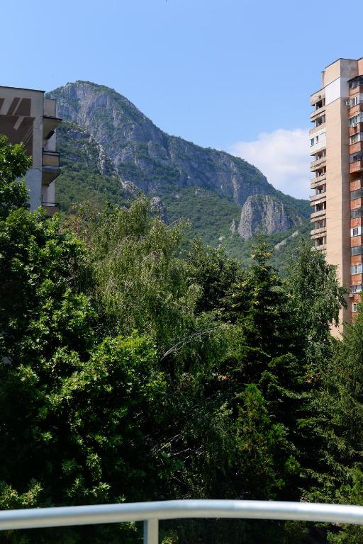 Nespecifikovaný výhled na hory nebo výhled na hory při pohledu z hotelu