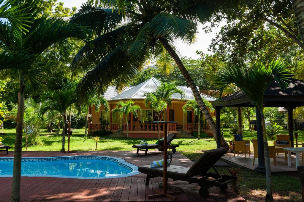 Bazén v ubytování Villas des Alizes beachfront suites and garden villas nebo v jeho okolí