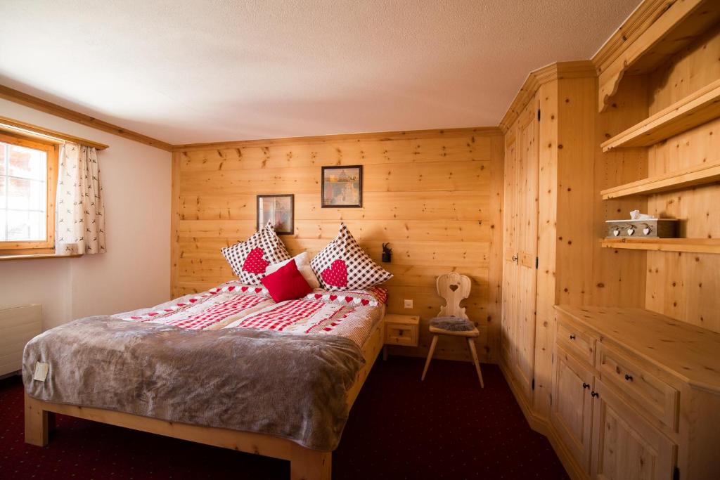 Postel nebo postele na pokoji v ubytování Hotel Madrisajoch