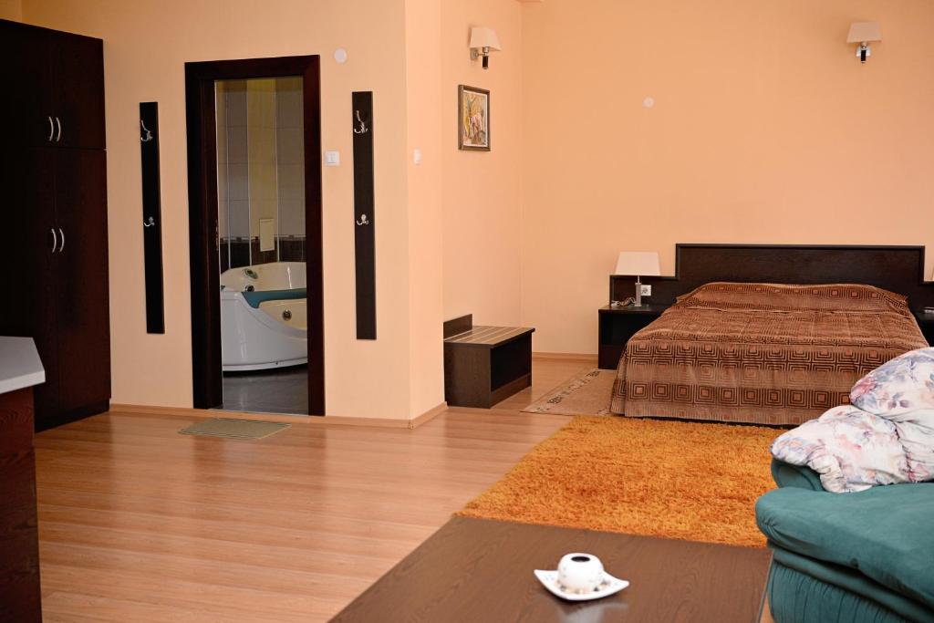 Postel nebo postele na pokoji v ubytování Family Art-Hotel Zora