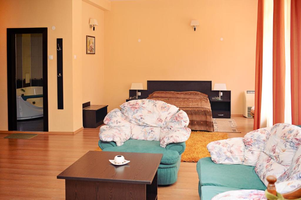 Postel nebo postele na pokoji v ubytování Family Art-Hotel Zora