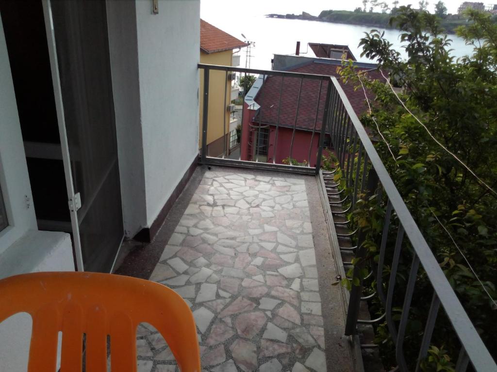 d'un balcon avec une chaise et une vue sur l'eau. dans l'établissement Квартири - стаи за гости, Ахтопол, à Ahtopol