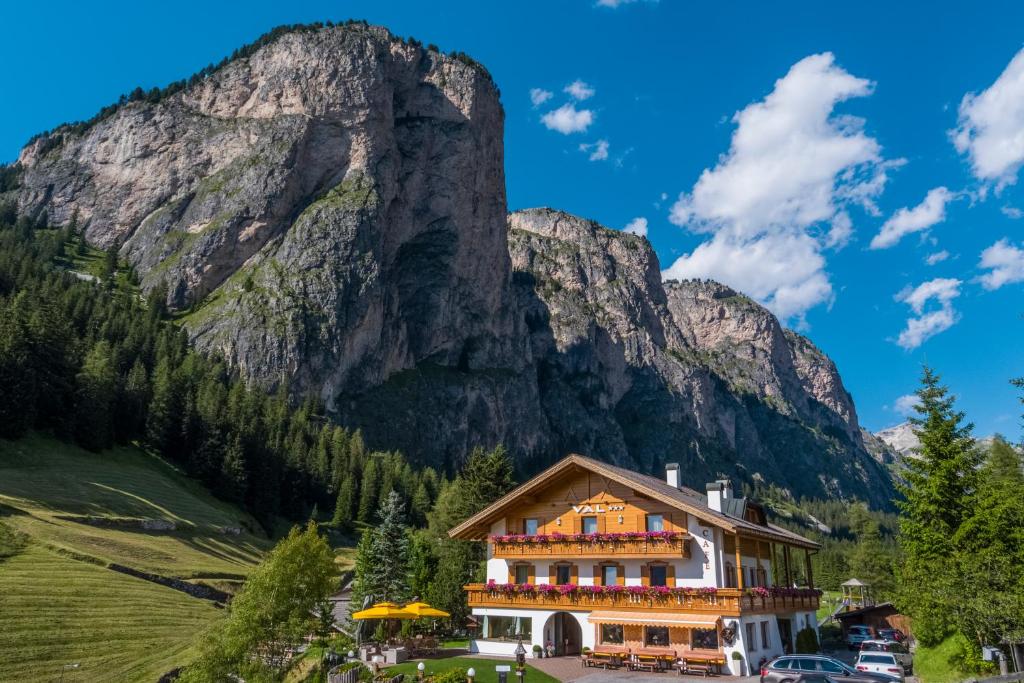 una casa grande frente a una montaña en Hotel Val, en Selva di Val Gardena