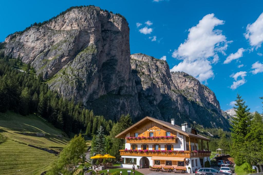 duży dom przed górą w obiekcie Hotel Val w mieście Selva di Val Gardena