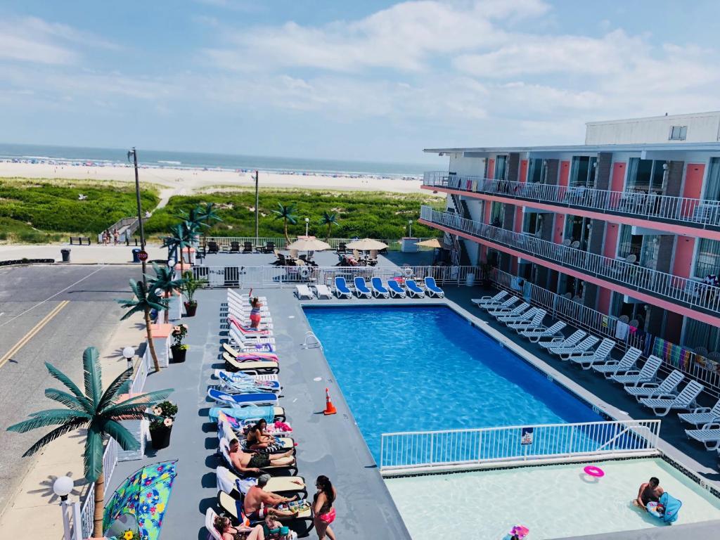Bazén v ubytování Olympic Island Beach Resort nebo v jeho okolí