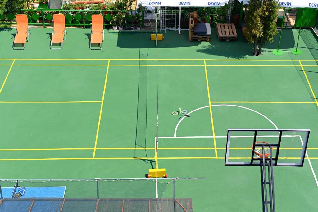 Tenis a/nebo squash v ubytování Family Art-Hotel Zora nebo okolí
