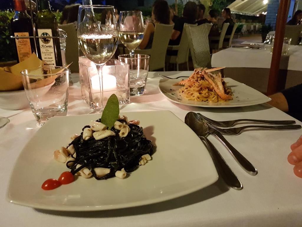 Jídlo v hotelu nebo okolí