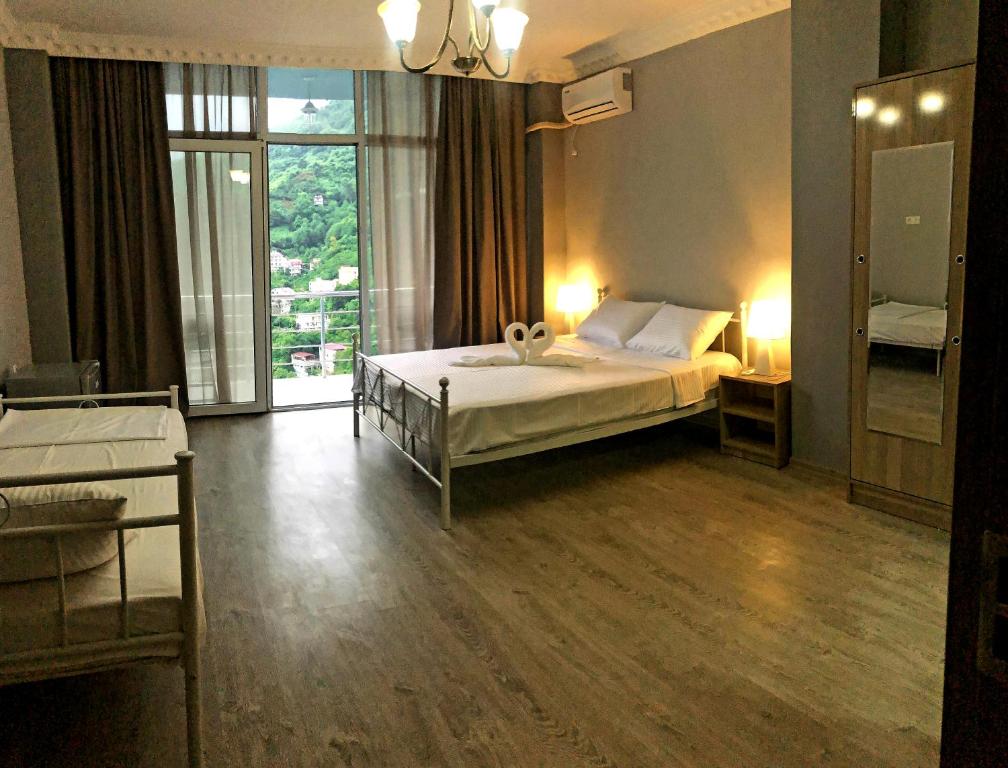 Postel nebo postele na pokoji v ubytování Calypso Kvariati Inn