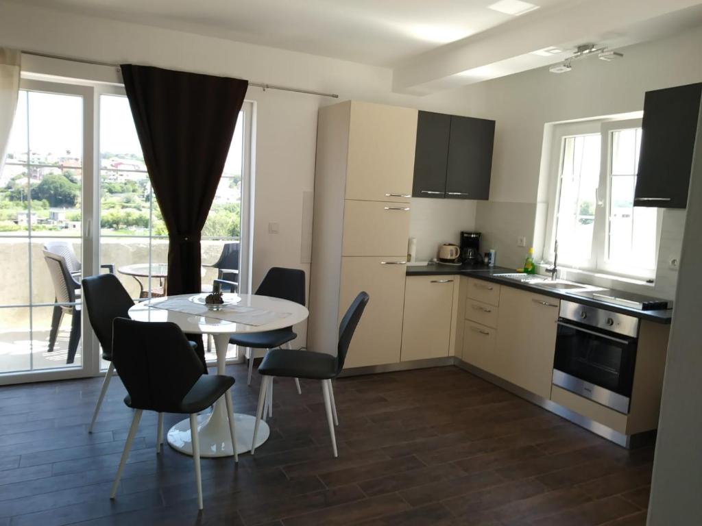Kuchyň nebo kuchyňský kout v ubytování Apartments Marina