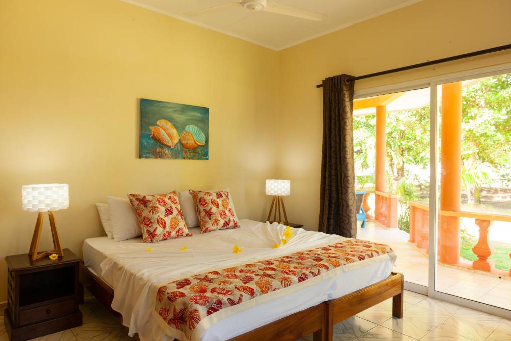 Postel nebo postele na pokoji v ubytování Villas des Alizes beachfront suites and garden villas