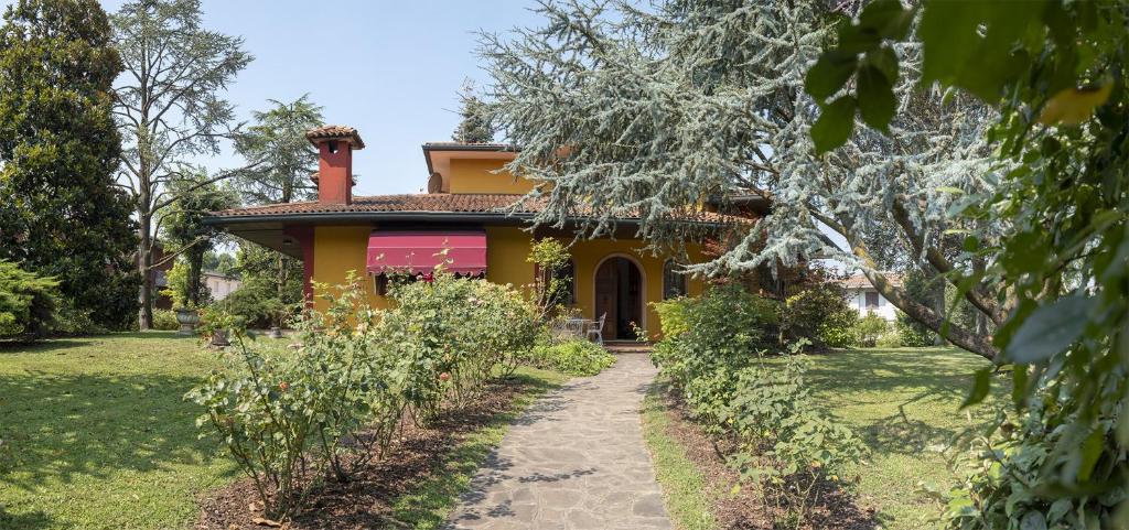 a house with a pathway in front of it at Villa Brama in Legnago