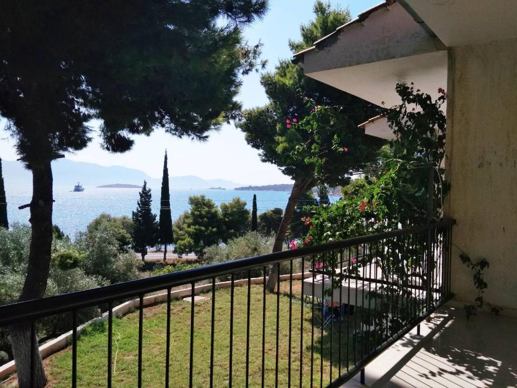 balcón con vistas al océano en Villa Galaxidi, en Galaxidhion