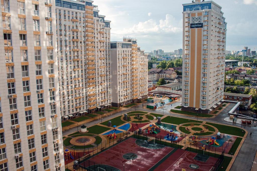 uma vista aérea de um parque entre dois edifícios altos em Студии в ЖК Большой в центре, на Красной 176 em Krasnodar