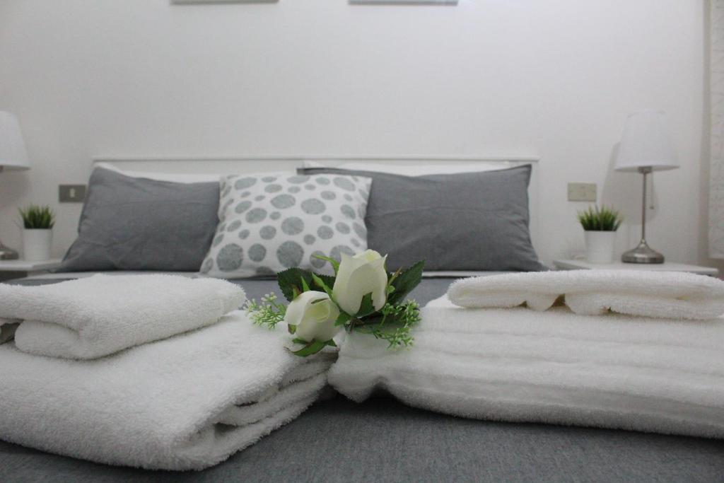 フィレンツェにあるSanta Croce Exclusiveのベッド(白い毛布、枕付)