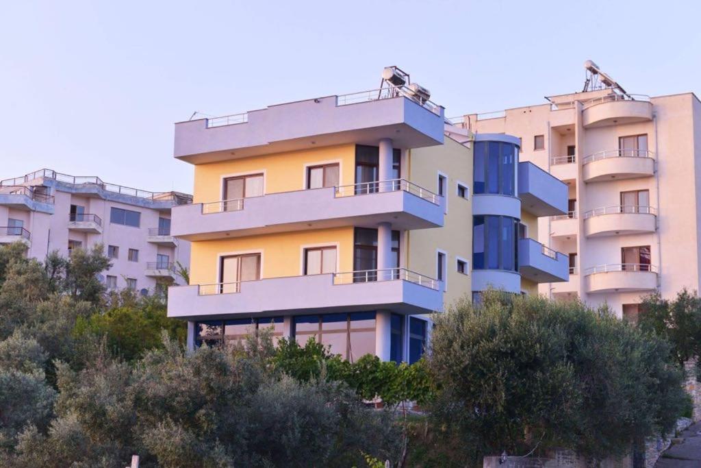 "Adriatik Hills" Apartments COMPLEX في دوريس: عمارة سكنية كبيرة فوق تلة