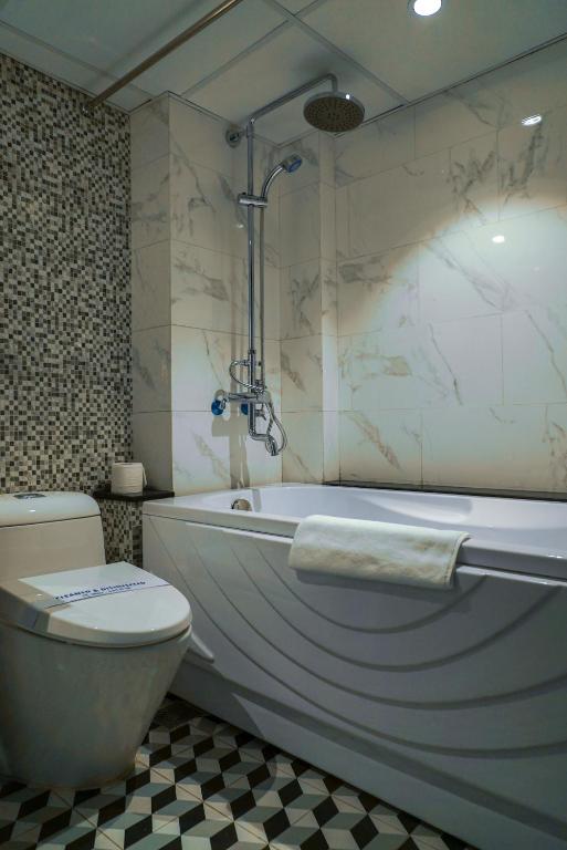 Koupelna v ubytování Hanoi La Castela Hotel