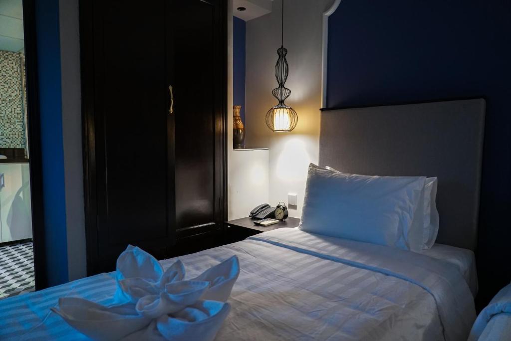 Postel nebo postele na pokoji v ubytování Hanoi La Castela Hotel