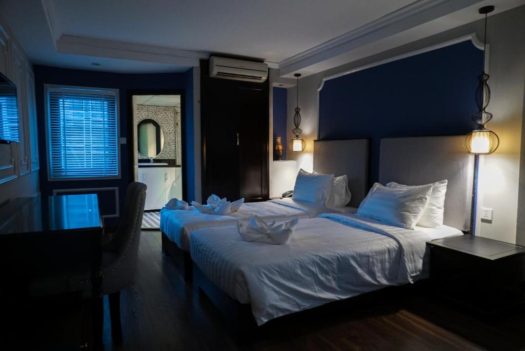 Postel nebo postele na pokoji v ubytování Hanoi La Castela Hotel