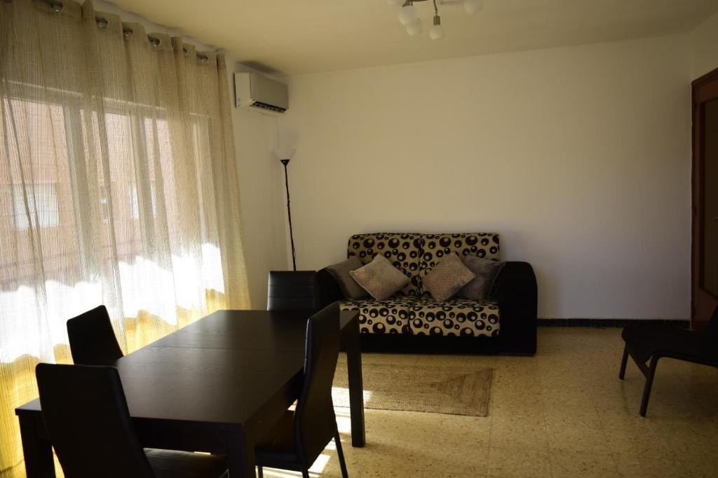 sala de estar con mesa y sofá en Apartamento Marina, en Salou