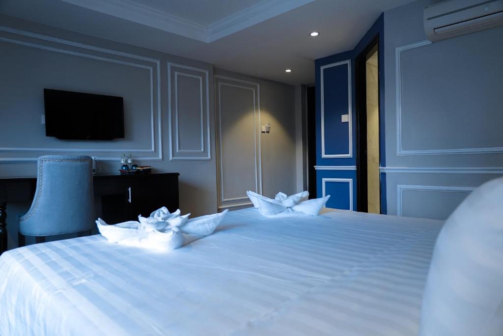 Postel nebo postele na pokoji v ubytování Hanoi La Castela Hotel