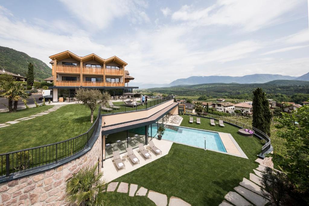 une villa avec une piscine et un complexe dans l'établissement Hotel Torgglhof, à Caldaro