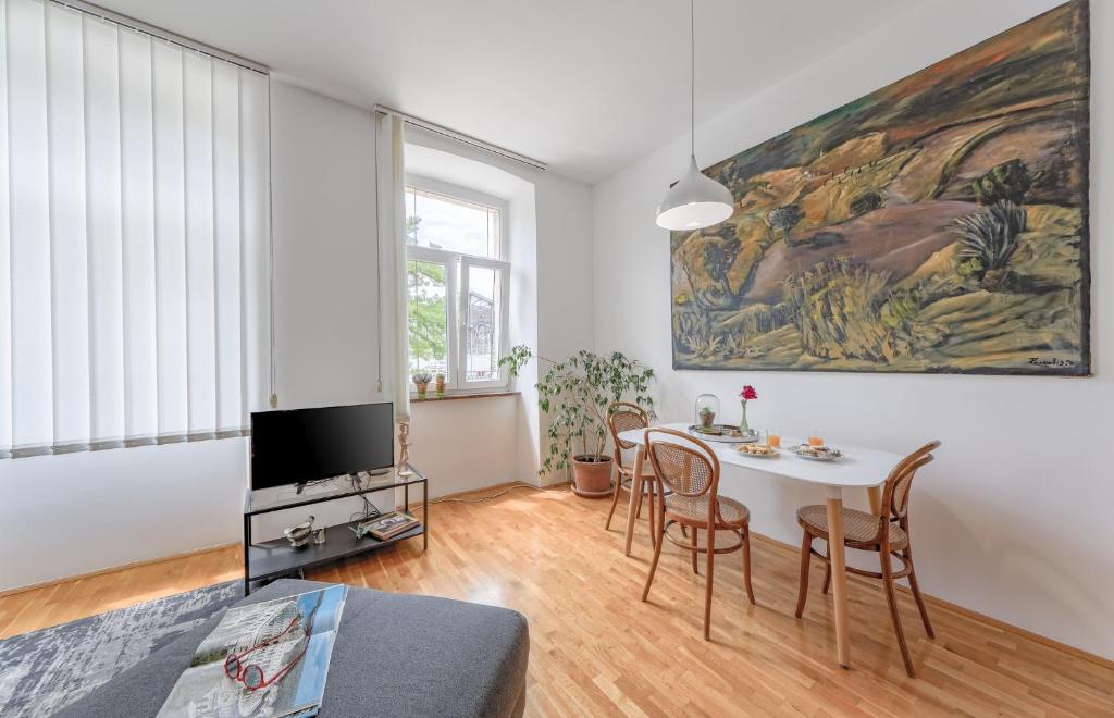 een woonkamer met een tafel en stoelen bij MARKAAT Apartment in Pula