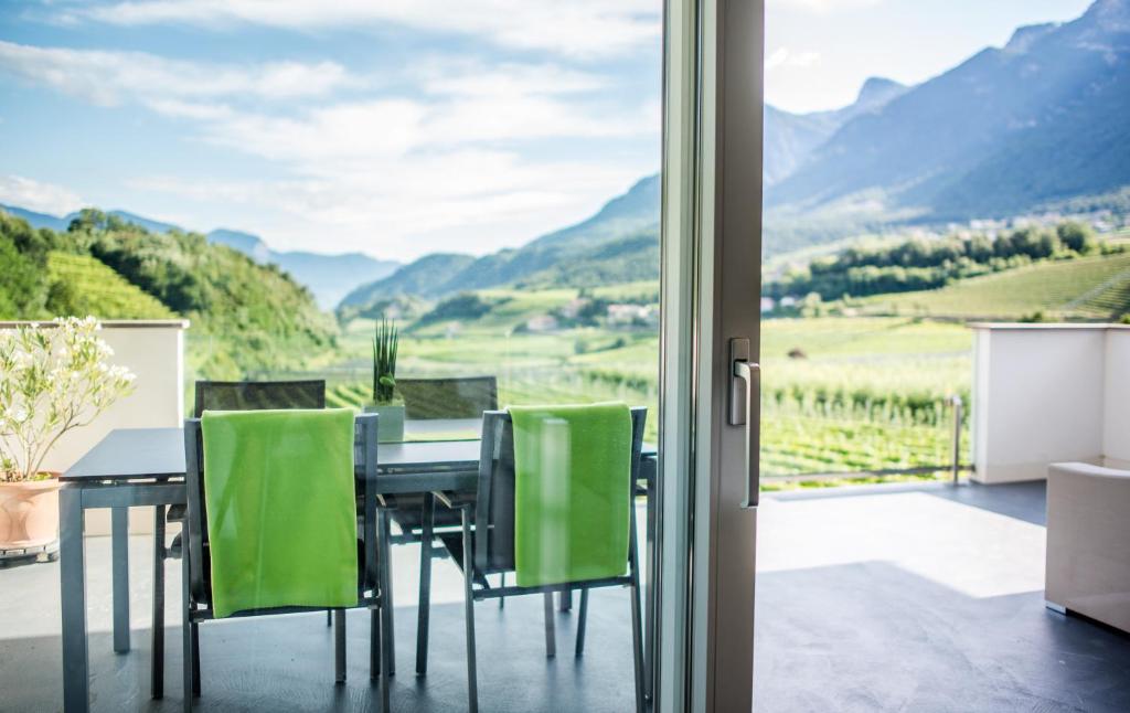 una sala da pranzo con tavolo e sedie e vista sulle montagne di Villa Laurin a Caldaro