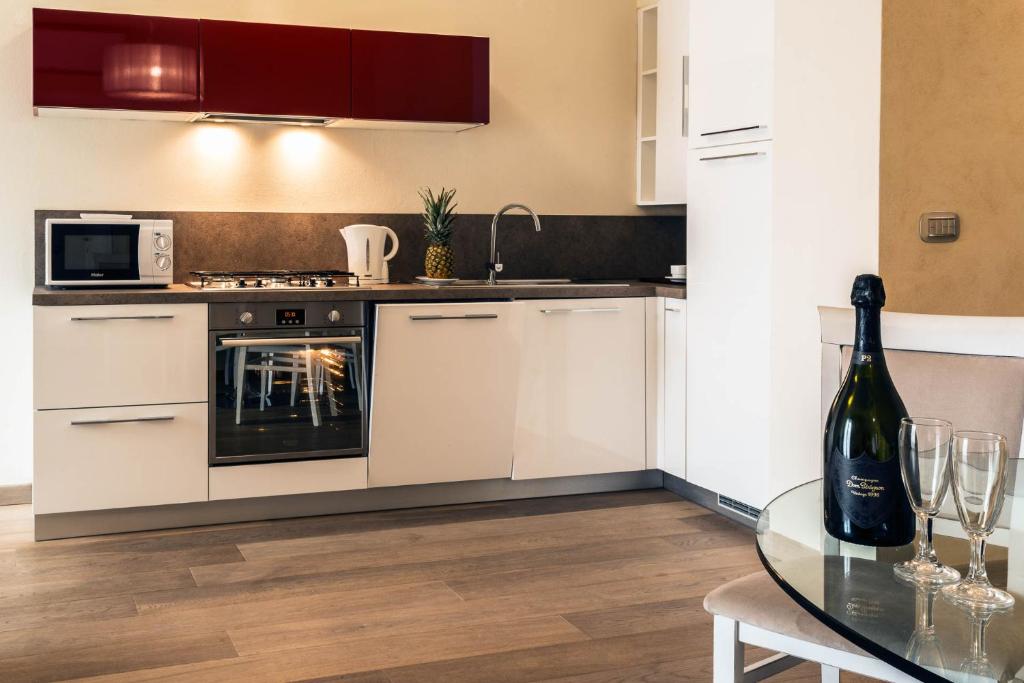 Kuchyňa alebo kuchynka v ubytovaní Lazise Boutique Apartment Lago e Relax