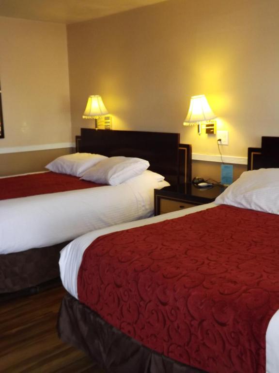 Postel nebo postele na pokoji v ubytování Sage Motel