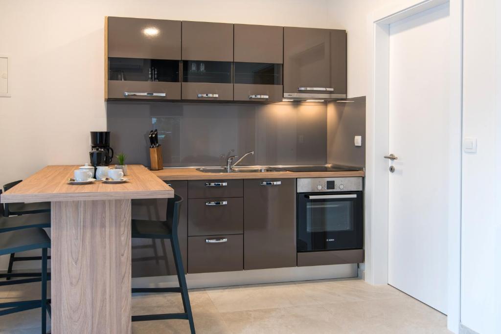 Kuchyňa alebo kuchynka v ubytovaní CURICTA Design Apartments