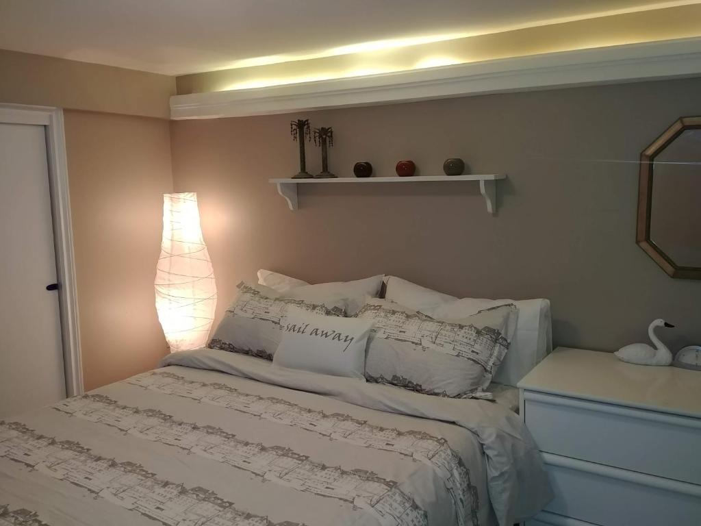 een slaapkamer met een bed met een lamp erop bij Bradford Vacation in Bradford