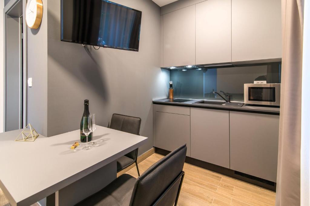 Kuchyňa alebo kuchynka v ubytovaní CURICTA Design Apartments