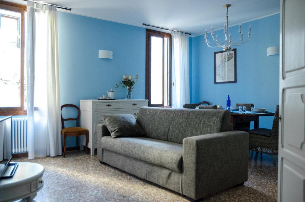 a blue living room with a couch and a table at Appartamento Azzurro Two Bathrooms in Venice