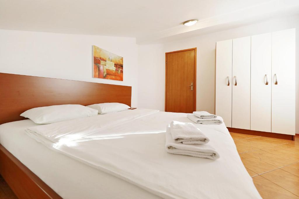 Postel nebo postele na pokoji v ubytování Apartmani "Jadran"