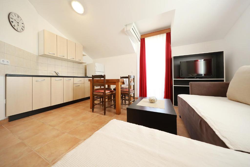Kuchyň nebo kuchyňský kout v ubytování Apartmani "Jadran"