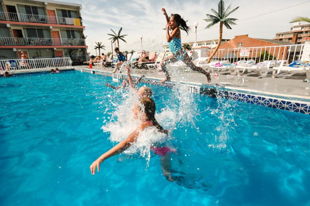 Bazén v ubytování Olympic Island Beach Resort nebo v jeho okolí